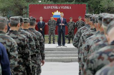 Predsednik republike dr. Danilo Trk je vroil odlikovanje Zlati red za zasluge oli za podastnike Andrej Komel plemeniti – Soebran (foto: Daniel Novakovi/STA) 