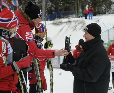 Predsednik republike dr. Danilo Trk je podelil pokale zmagovalkam enskega teka na smueh na 10 km v klasini tehniki (foto: Neboja Teji/STA)