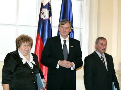 Predsednik republike dr. Danilo Trk je z Redom za zasluge odlikoval Mrio Pozsonec in Zvezo Slovencev na Madarskem (foto: Tina Kosec/STA)