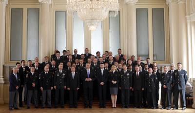 Predsednik republike in vrhovni poveljnik obrambnih sil dr. Danilo Trk je ob svetovnem dnevu pripadnikov mirovnih misij Organizacije zdruenih narodov ter vseh misij, ki potekajo s soglasjem OZN, priredil sprejem za slovenske udeleence misij (foto: Tina Kosec/STA)