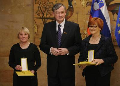Predsednik republike dr. Danilo Trk je z Zlatim redom za zasluge odlikoval Drutvo Bralna znaka Slovenije – ZPMS ter IEDC – Poslovno olo Bled (foto: Neboja Teji/STA)