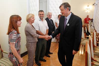 Predsednik republike dr. Danilo Trk je sprejel predstavnike Rdeega kria Slovenije, Slovenske karitas, Nacionalnega foruma humanitarnih organizacij Slovenije in Zveze prijateljev mladine Slovenije, s katerimi se bo pogovarjal o aktivnostih na podroju socialnih programov in humanitarnih dejavnosti (foto: Stanko Gruden/STA)