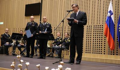 Predsednik republike dr. Danilo Trk je z Redom za zasluge odlikoval Gasilsko zvezo Slovenije (foto: Neboja Teji/STA)