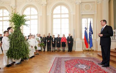 Predsednik republike dr. Danilo Trk je tradicionalno sprejel Zelenega Jurija ter glasbenike in plesalce iz Bele Krajine in sosednje Hrvake (foto: Stanko Gruden/STA)