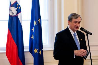 Predsednik republike dr. Danilo Trk je z Redom za zasluge odlikoval Zvezo delovnih invalidov Slovenije, mag. Martina Totha in dr. Josipa Miloa Turka (foto: Stanko Gruden/STA)