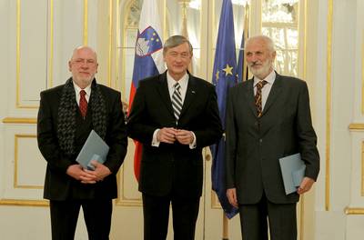 Predsednik republike dr. Danilo Trk je z Redom za zasluge odlikoval Joeta Humra in mag. Staneta Jurgca (foto: Daniel Novakovi/STA)