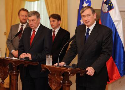 Predsednik Republike Slovenije dr. Danilo Trk je sprejel predsedujoega Predsedstvu Bosne in Hercegovine Nebojo Radmanovia ter lana Predsedstva Bosne in Hercegovine eljka Komia in Bakirja Izetbegovia (foto: Neboja Teji/STA)