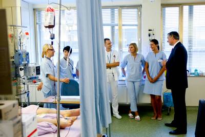 Predsednik republike dr. Danilo Trk je obiskal Univerzitetni klinini center Ljubljana, kjer si je ogledal urgentno travmatoloko ambulanto, internistino prvo pomo in enoti za intenzivno interno medicino (foto: Stanko Gruden/STA)