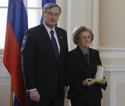 Predsednik republike dr. Danilo Trk je z Zlatim redom za zasluge odlikoval Eriko Frst (foto: Neboja Teji/STA)