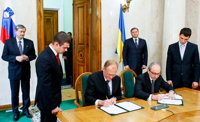 Predsednik Republike Slovenije dr. Danilo Trk in guverner – vodja Harkovske regionalne dravne uprave Mihail Dobkin sta prisostvovala podpisu Pisma o nameri o realizaciji projekta Prenova sistema ravnanja z odpadki v mestu Harkov (foto: Stanko Gruden/STA)