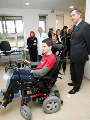4. 3. 2008, Ljubljana: Predsednik dr. Danilo Türk je danes obiskal Inštitut za rehabilitacijo, kjer si je ogledal projekt Dom IRIS (FA BOBO)