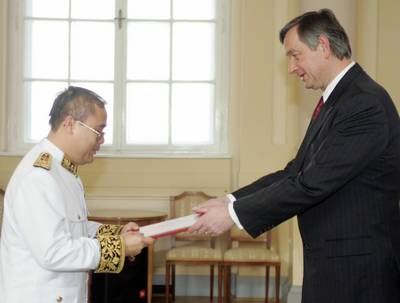 6. 3. 2008, Ljubljana: Predsednik republike dr. Danilo Türk je sprejel poverilno pismo veleposlanika Kraljevine Kambodže dr. Chema Widhye (FA BOBO)