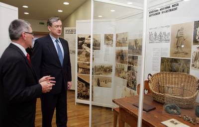 10. 3. 2008, Kočevje: Predsednik republike dr. Danilo Türk si je ogledal razstavo o življenju in običajih kočevskih Nemcev (FA BOBO)