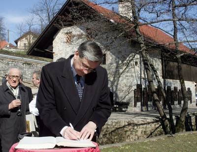 19. 3. 2008, Rašica: Predsednik republike dr. Danilo Türk se je na Trubarjevi domačiji vpisal v spominsko knjigo (FA BOBO)