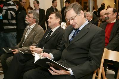 4. 3. 2008, Ljubljana: Predsednik republike dr. Danilo Türk se je v ljubljanski galeriji Kresija udeležil dobrodelne dražbe skupine fotoreporterjev in fotografov združenja Enooki (FA BOBO) 