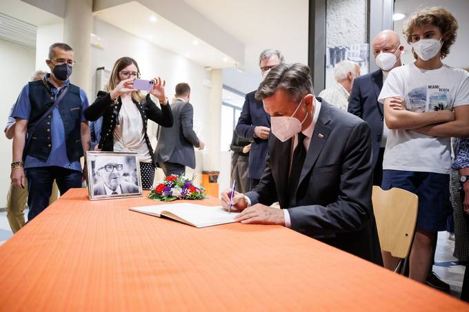 President Pahor delivers a speech at the condolence ceremony in memory of Boris Pahor at the National Hall in Trieste
