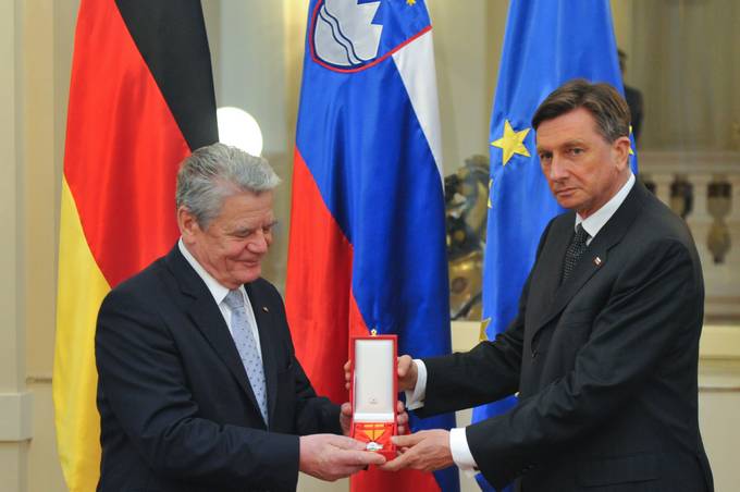 President Pahor conferred on his German counterpart Joachim Gauck the Order for Exceptional Services, the highest decoration of the Republic of Slovenia.