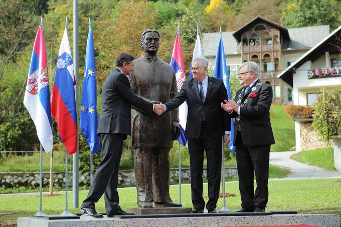 President of the Republic of Slovenia, Borut Pahor, and President of the Republic of Serbia, Tomislav Nikoli, today unveiled a monument to Mihajlo Pupin in Bled