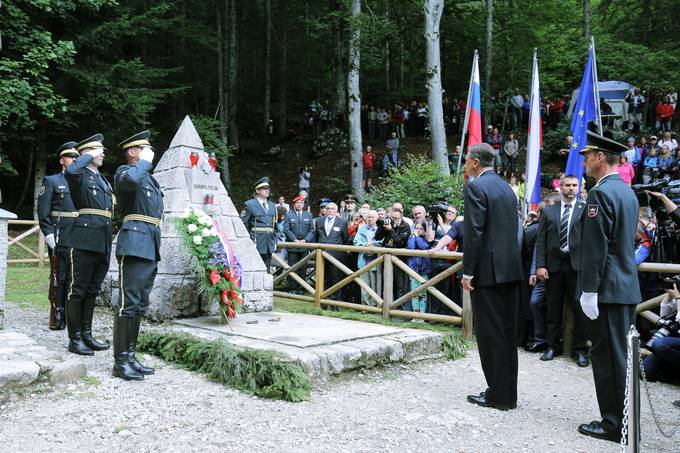 The President of the Republic of Slovenia, Mr Borut Pahor, traditionally attended the memorial ceremony at the Russian Chapel under the Vri pass where he also laid a wreath.