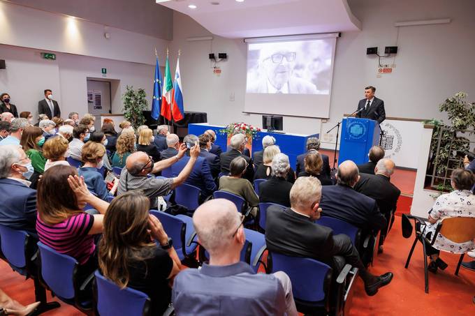 President Pahor delivers a speech at the condolence ceremony in memory of Boris Pahor at the National Hall in Trieste