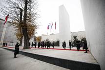 Predsednik Pahor ob dnevu spomina na mrtve poloil venec k Spomeniku vsem rtvam vojn in z vojnami povezanim rtvam na Kongresnem trgu