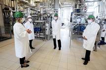 Predsednik Pahor obiskal podjetje Lek v Mengu, kjer izdelujejo razkuevalno sredstvo, ki ga kot donacijo namenjajo tistim, ki ga potrebujejo