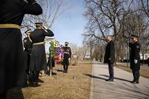 Predsednik republike je danes, na dan, ko je minilo dve leti od prve smrti osebe s covidom-19 v Sloveniji, poloil venec k vrbi, posajeni na ljubljanskih alah kot simbol alovanja za preminulimi