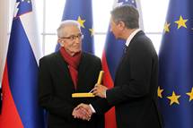 Ob slovenskem kulturnem prazniku je predsednik Pahor pisatelju Florjanu Lipuu vroil dravno odlikovanje zlati red za zasluge