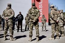 Predsednik republike in vrhovni poveljnik obrambnih sil Borut Pahor obiskal vojake 72. brigade Slovenske vojske v rnomlju in skupno vojako-policijsko patruljo na slovenski juni meji 