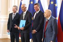 Predsednik Republike Slovenije Borut Pahor je na posebni slovesnosti v Predsedniki palai vroil dravna odlikovanja