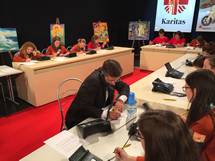 Predsednik Pahor ob dobrodelnem koncertu Klic dobrote v klicnem centru s prostovoljci sprejemal klice