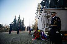 Predsednik Pahor ob dnevu spomina na mrtve na ljubljanskih alah poloil vence ob spomenikih padlim v vojnah