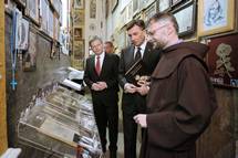Pred zaetkom osrednjega praznovanja ob 200-letnici nastanka Layerjeve podobe brezjanske Marije Pomagaj je predsednik republike obiskal slovensko svetie Marije Pomagaj na Brezjah