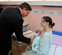 Predsednik republike Pahor obiskal ljubljansko porodnišnico in urgenco