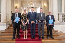 Predsednik Republike Slovenije Borut Pahor je danes na posebni slovesnosti v Predsedniki palai vroil dravna odlikovanja