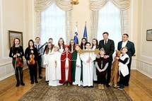 Predsednik Pahor ob obisku kolednikov: 