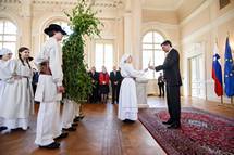 Predsednik republike Borut Pahor v Predsedniki palai sprejel Zelenega Jurija iz Bele Krajine, ki v Ljubljano prinaa pomlad 