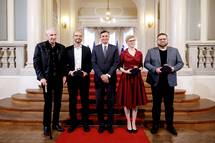 Predsednik Pahor je na posebni slovesnosti ob dnevu slovenskega znakovnega jezika vročil priznanja jabolko navdiha dr. Simoni Gerenčer, Matjažu Juhartu, Bojanu Mordu in Jožetu Tekavčiču