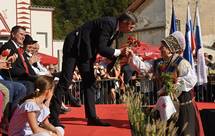 Predsednik republike na jubilejni povorki narodnih noš ob 50-letnici festivala Dnevi narodnih noš in oblačilne dediščine v Kamniku
