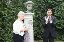 Predsednik republike Borut Pahor v Podbrezjah odkril kip slovenske slikarske ikone Ivane Kobilca