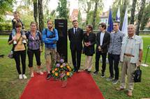 Predsednik republike odkril nagrobni spomenik Janezu Puharju, slovenskemu izumitelju fotografije na steklo