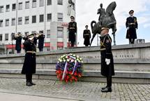 Garda Slovenske vojske poloila venec  k spomeniku Rudolfa Maistra 
