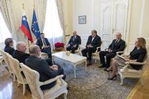 Šest vidnih predstavnikov slovenske osamosvojitve je na posebni slovesnosti v Predsedniški palači od predsednika Pahorja sprejelo vrnjena odlikovanja Zlati častni znak svobode