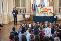 Predsednik Pahor ob mednarodnem dnevu knjig za otroke v Predsedniki palai otrokom priredil ivahen sprejem, posveen Eli Peroci in njeni Muci Copatarici