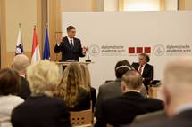Predsednik Pahor na dunajski Diplomatski akademiji: Potrebno je imprej dosei prekinitev ognja v Ukrajini, nadaljevati diplomatska pogajanja in najti reitev po mirni poti.
