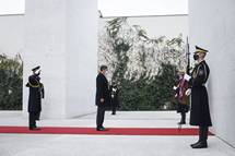 Predsednik republike Borut Pahor je ob dnevu spomina na mrtve z dravno delegacijo poloil venec k Spomeniku vsem rtvam vojn in z vojnami povezanim rtvam na Kongresnem trgu