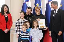 V Predsedniki palai obeleili slovenski kulturni praznik z vroitvijo odlikovanja Florjanu Lipuu ob navzonosti letonjih Preernovih nagrajencev