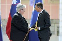Predsednik Pahor v Vili Podronik vroil dravno odlikovanje zlati red za zasluge Zvezi drutev slepih in slabovidnih Slovenije