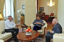 Predsednik republike Borut Pahor sprejel vodjo slovenskega misijona v Melbournu patra mag. Cirila A. Boia
