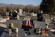 Ob 90. obletnici rojstva dr. Punika je garda Slovenske vojske v imenu predsednika Republike Slovenije poloila venec na njegov grob